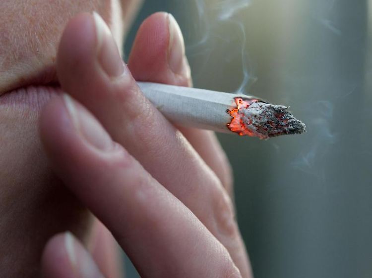 Ruhepause ja, zusätzliche Raucherpause nicht unbedingt: Wer sechs Stunden am Stück arbeitet, darf mindestens 30 Minuten verschnaufen. Kürzere Zigarettenpausen sind dagegen Verhandlungssache.