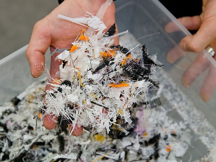 Gehäckselte kompostierbare Kunststoffteile: Sie werden geschmolzen und in Schnur-Form zur Verwendung an 3D-Druckern gebracht.