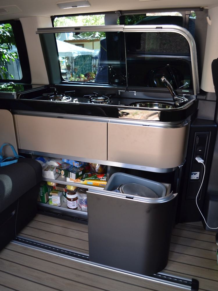 Die Küchenutensilien lassen sich bestens in den Einbauschränken von Westfalia verstauen.