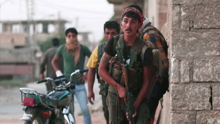 Kurdische Kämpfer bringen sich in Hassaka in Stellung.