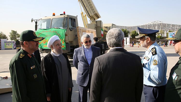 Irans Präsident Rouhani (2. von links), im Hintergrund das aufgebaute Missile-System Bavar-373 (Archivbild).