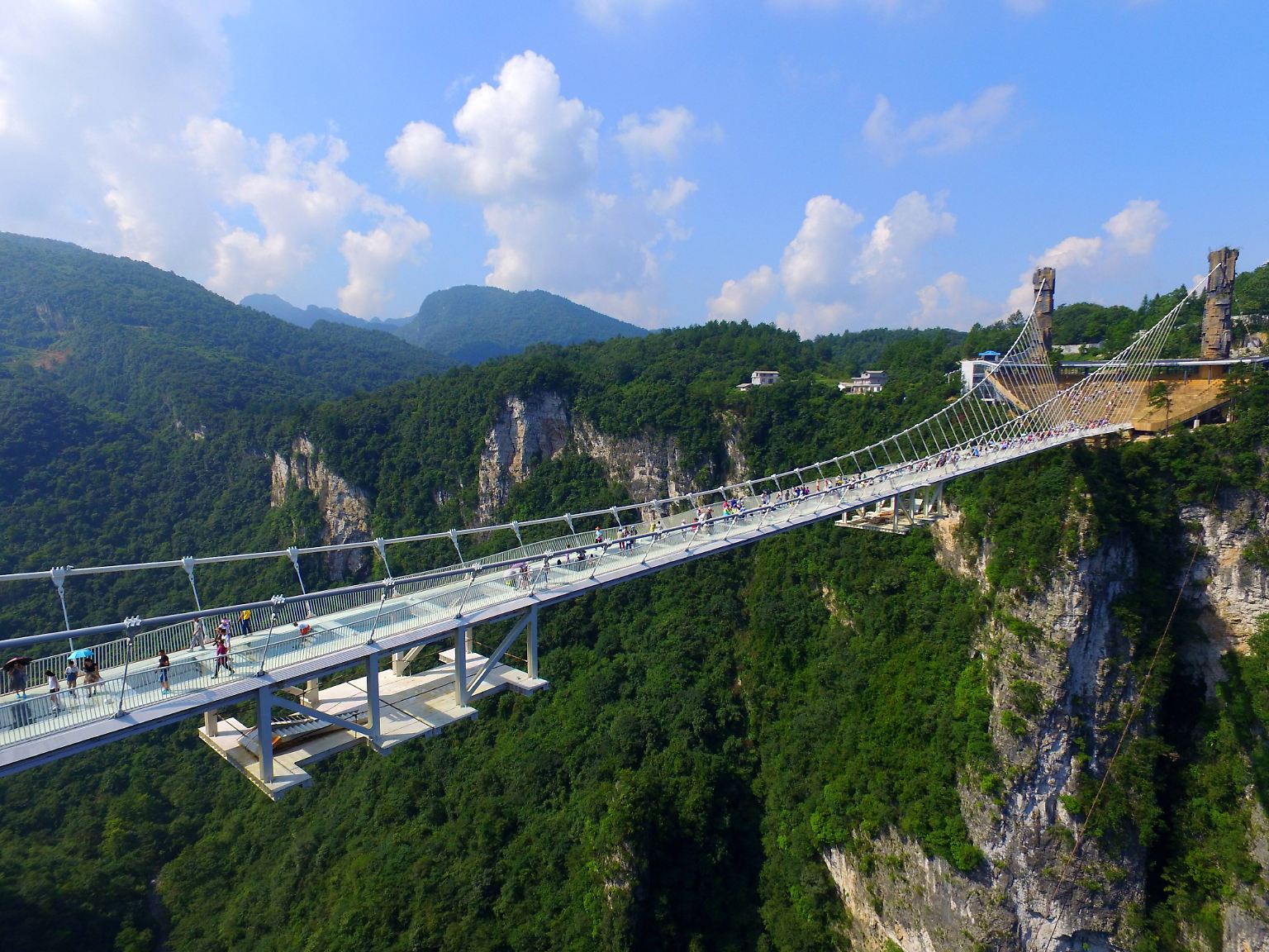 Die längste Glasbrücke der Welt in den Zhangjiajie-Bergen in China ist ein ganz besonderes Bauwerk. Sie ist 430 Meter lang und erlaubt an der höchsten Stelle einen Blick in 300 Meter Tiefe. 
