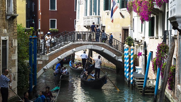 Auch auf dem Wasser ist man in Venedig quasi nie alleine. Für romantische Stimmung muss man da schon selbst sorgen.