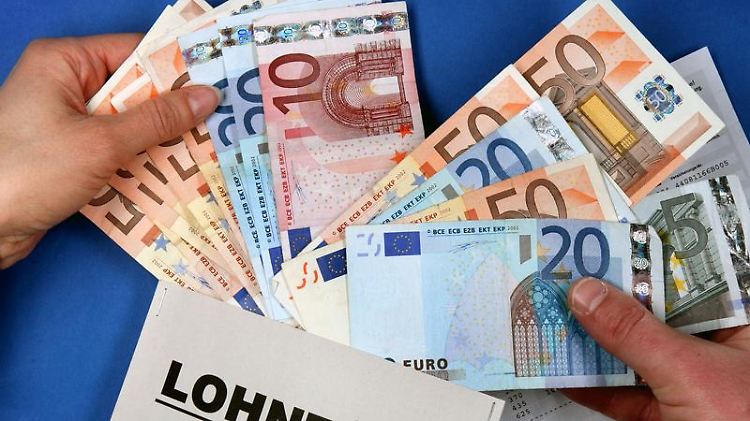 Warten Sie nicht, bis Ihnen eine Gehaltserhöhung angeboten wird, sondern tragen Sie Ihr Anliegen an Ihre Vorgesetzten heran.