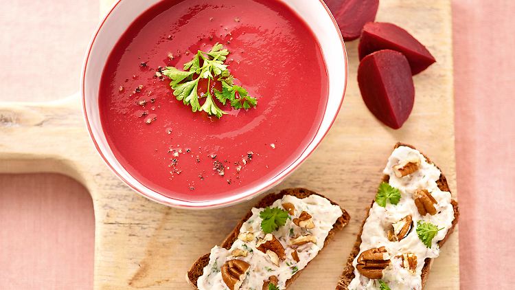 Eines der gesunden und schmackhaften Gerichte: Rote-Bete-Apfel-Suppe mit Meerrettich-Pekannuss-Roggenbrot.