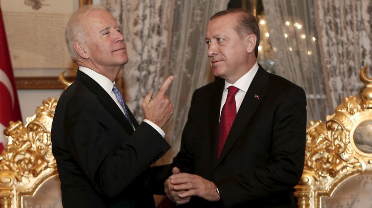 Handshake und erhobener Zeigefinger - schon das letzte Treffen von Biden und Erdogan war durchwachsen.