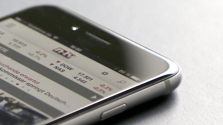 Nicht nur gewölbt, sondern richtig gebogen: In Zukunft setzt Apple wie Samsung auf OLED-Displays. 