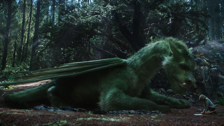 Wer hätte nicht gern einen Drachen zum Freund? Pete (Oakes Fegley) und sein Kumpel Elliot im aktuellen Kinofilm.