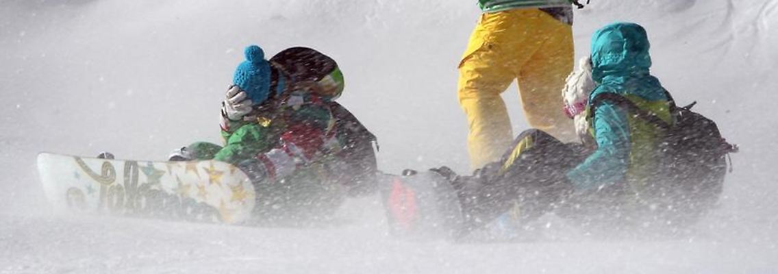 Snowboarder haben auf der Zugspitze in Oberbayern bereits ihren Spaß.