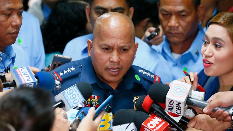 Der Polizeichef der Philippinen, General Ronald Dela Rosa, hat bezüglich der getöteten Drogenkriminellen zum ersten Mal Zahlen genannt. 