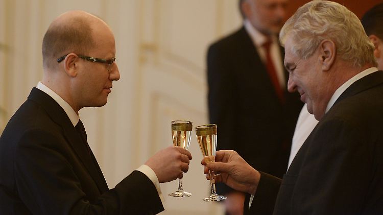 Tschechiens Regierungschef Bohuslav Sobotka und Staatschef Milos Zeman (v.l.) teilen Angela Merkels Ansichten zur Flüchtlingspolitik nicht.