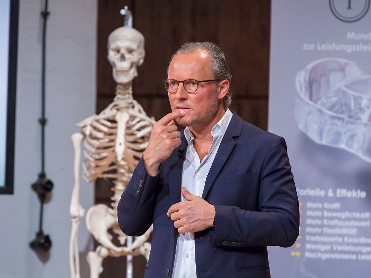 Dr. Steffen Tschackert darf unter anderem Lena Gercke die Zähne machen.