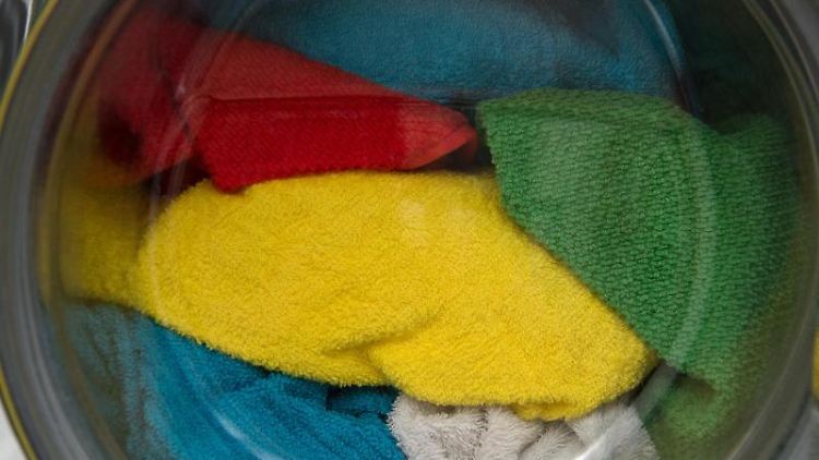Müffelt die Maschine, überträgt sich das natürlich auf die Wäsche.