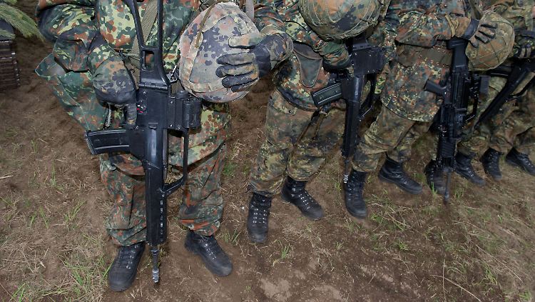 Einige der betroffenen Soldaten soll nach wie vor Zugang zu Waffen haben, obwohl ihre Entlassung bereits beantragt wurde.