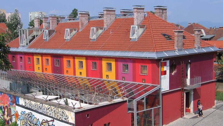 Das Gebäude wurde 1882 von der österreichisch-ungarischen Besatzungsarmee gebaut.