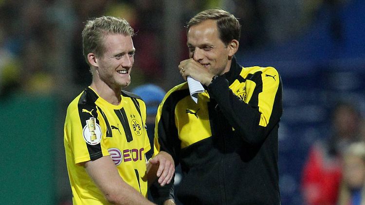 Vorfreude auf die neue Saison: BVB-Neuzugang André Schürrle und Coach Thomas Tuchel haben sichtlich Spaß.