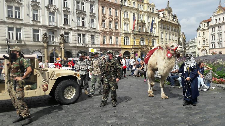 Rechtspopulisten stellen am vergangenen Sonntag in Prag einen islamistischen Terroranschlag nach und sorgen damit für Angst bei Touristen.