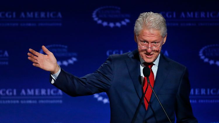 Bill Clinton engagiert sich in seiner Stiftung für wohltätige Zwecke - nimmt aber auch Millionen ein.