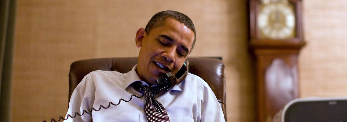 Immer locker bleiben: Nach der schweren Wahlniederlage seiner Demokraten telefoniert Präsident Obama mit dem künftigen Präsidenten des Repräsentantenhauses, John Boehner.