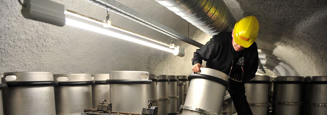 Sehen aus wie Bierfässer, enthalten aber geballtes Wissen: Die Edelstahlbehälter im Barbarastollen.