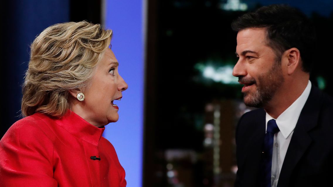 Wahr ist allerdings, dass Hillary Clinton einen bunten Reigen von Promis hinter sich weiß und dass sie selbst inzwischen einiges Talent für das Showbiz entwickelt hat.