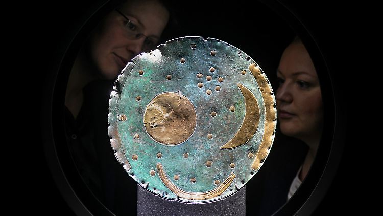 Ein mächtiger Herrscher ist vor 3800 Jahren mit reichen Beigaben in einem riesigen Hügelgrab beigesetzt worden. War er der Auftraggeber der Himmelsscheibe von Nebra?