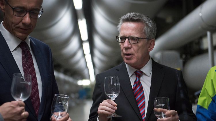 De Maizière stellte sein Zivilschutzkonzept in einem Wasserwerk in Berlin vor.