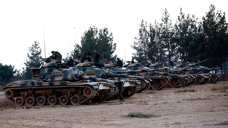 Türkische Panzer halfen beim Angriff mit.