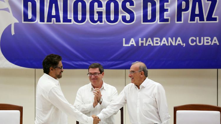 Farc-Unterhändler Ivan Marquez reicht dem Unterhändler der kolumbianischen Regierung, Hunberto de la Calle, die Hand.