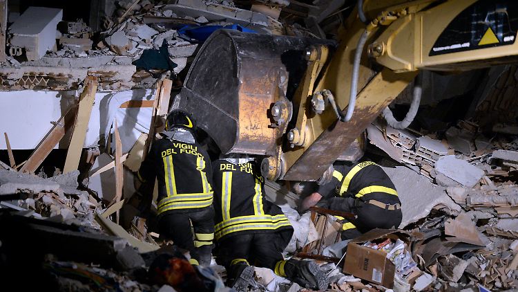 Die Bergungskräfte setzten ihre Arbeit in den zerstörten Dörfern auch in der Nacht fort.