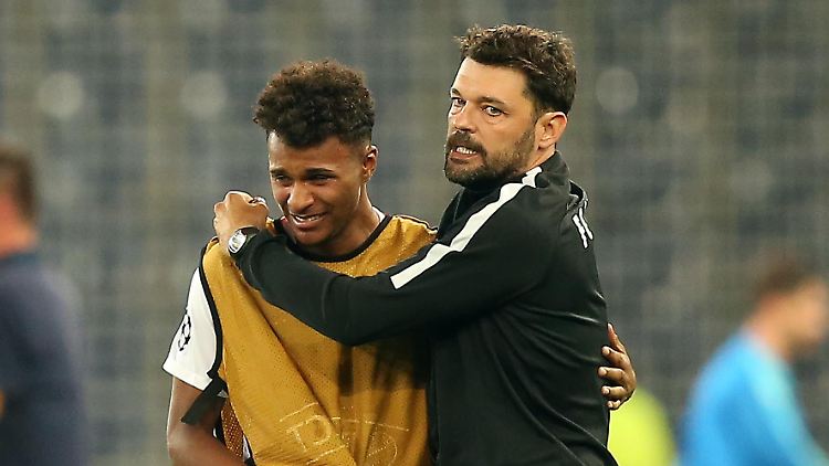 Valentino Lazaro (l.) kann es nicht fassen.