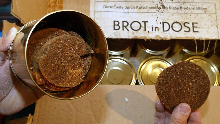 Reißenden Absatz findet auch Dosenbrot - das hält sich schon mal 50 Jahre. 