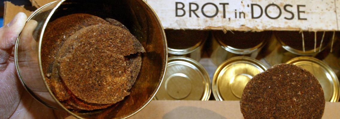 Reißenden Absatz findet auch Dosenbrot - das hält sich schon mal 50 Jahre.