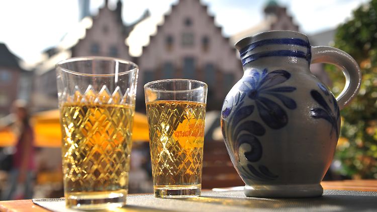 Das Traditionsgetränk der Frankfurter: "Ebbelwei" aus dem "Gerippten".