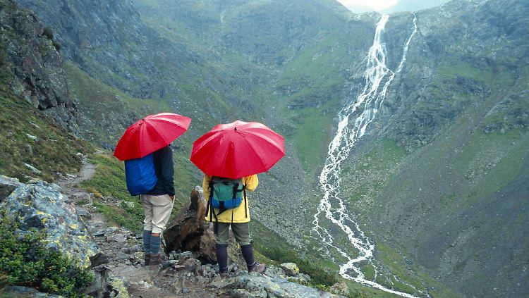 Stundenlange Regenwanderungen sollten mit Funktionsjacken kein Problem sein. 