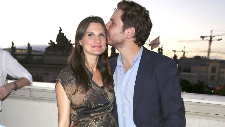 Daniel Brühl mit seiner Freundin am Mittwochabend in Berlin - ihr Babybauch war nicht zu übersehen.