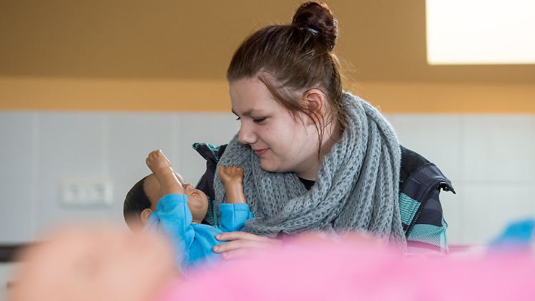 Auch in Deutschland bekommen Jugendliche die Simulationspuppen mit nach Hause.