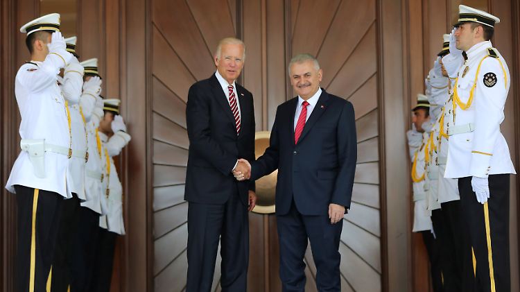 US-Vizepräsident Biden trifft den türkischen Ministerpräsidenten Yildirim in Ankara - kurz nach dem Beginn der Offensive in Syrien.