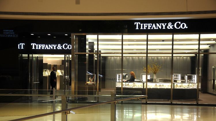 Der Luxusjuwelier Tiffany bekommt das siebte Quartal in Folge den starken Dollar zu spüren.