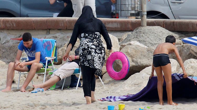 Nicolas Sarkozy will Frankreichs Identität am Strand verteidigen.