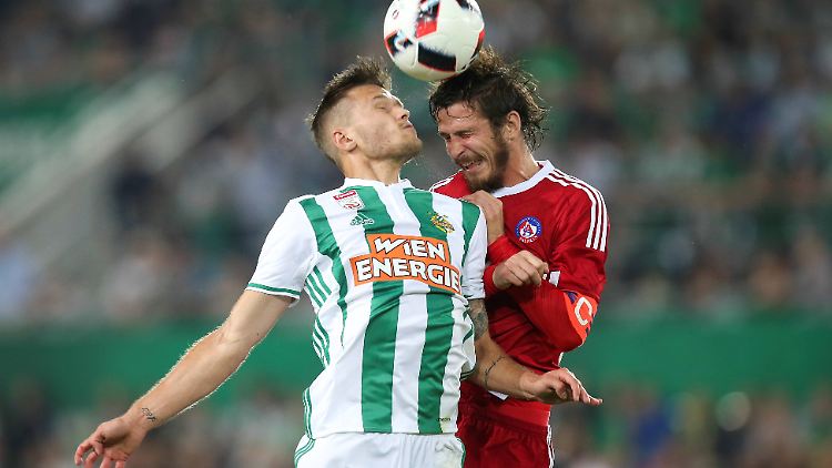 Arnor Ingvi Traustason (Rapid) und Peter Klescik (Trencin) kämpfen um den Ball.