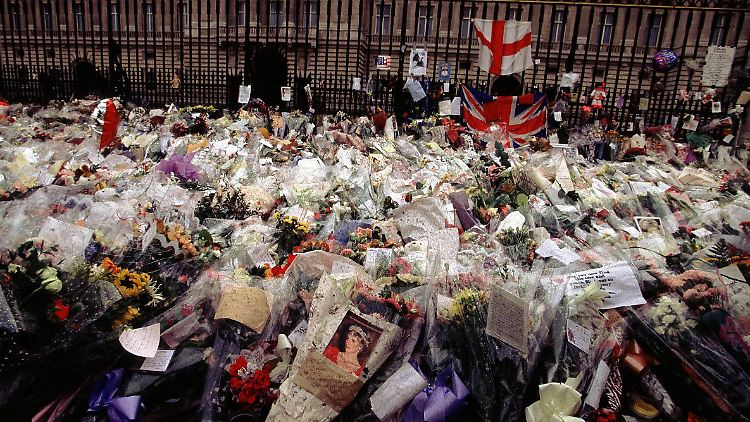 Die Anteilnahme am Tod von Prinzessin Diana war riesengroß. Menschen legten vor dem Buckingham Palace Blumen nieder.