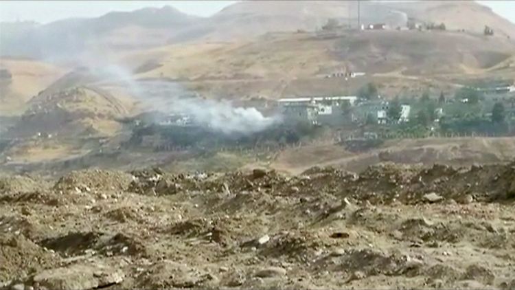 Über Cizre im Südosten der Türkei steigen am Morgen Rauchwolken auf. 