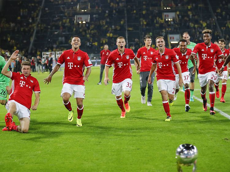 Und jetzt ran an die Nudeln - Spieler des FC Bayern München nach einem gewonnen Spiel.