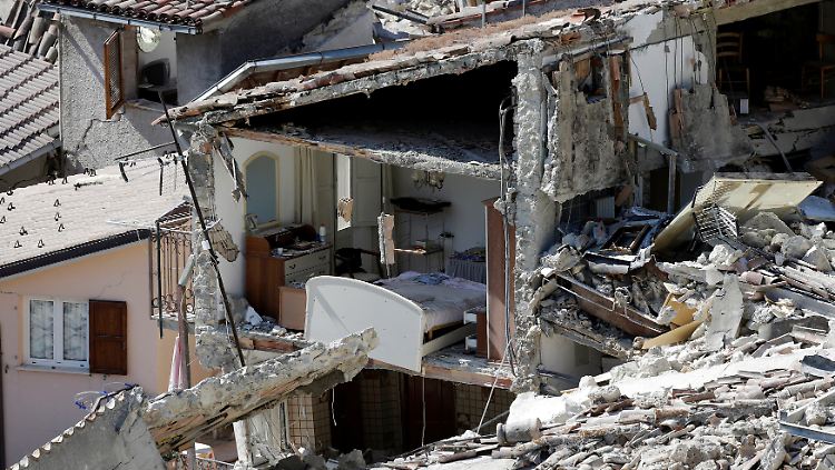 Nach Angaben der Helfer vor Ort, gibt es in  Amatrice kein Haus, das das Beben unbeschadet überstanden hat.
