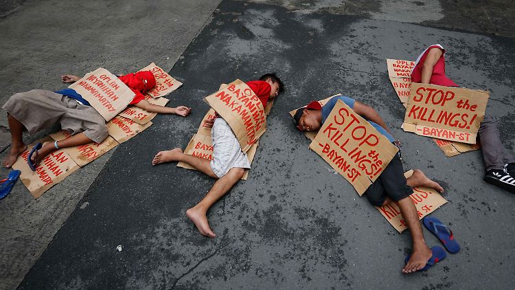 Es gibt auch diese Bilder: Menschen protestieren vor dem Hauptquartier der Philippine National Police gegen das blutige Vorgehen gegen Kriminelle.