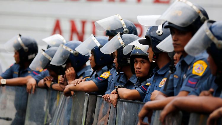 Philippinische Polizisten in Manila.