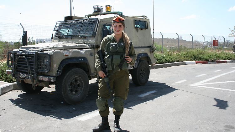 Grundsätzlich muss in Israel, egal ob Mann oder Frau, jeder für mindestens zwei Jahre zum Militärdienst.