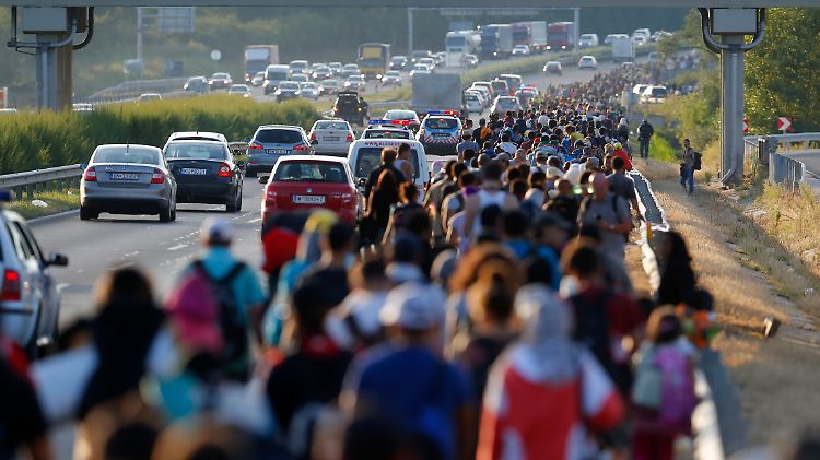 4. September 2015: Flüchtlinge in Ungarn auf dem "Marsch der Hoffnung" in Richtung Österreich.