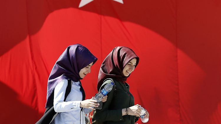 Umfragen zufolge tragen zwei Drittel der Frauen in der Türkei ein Kopftuch.